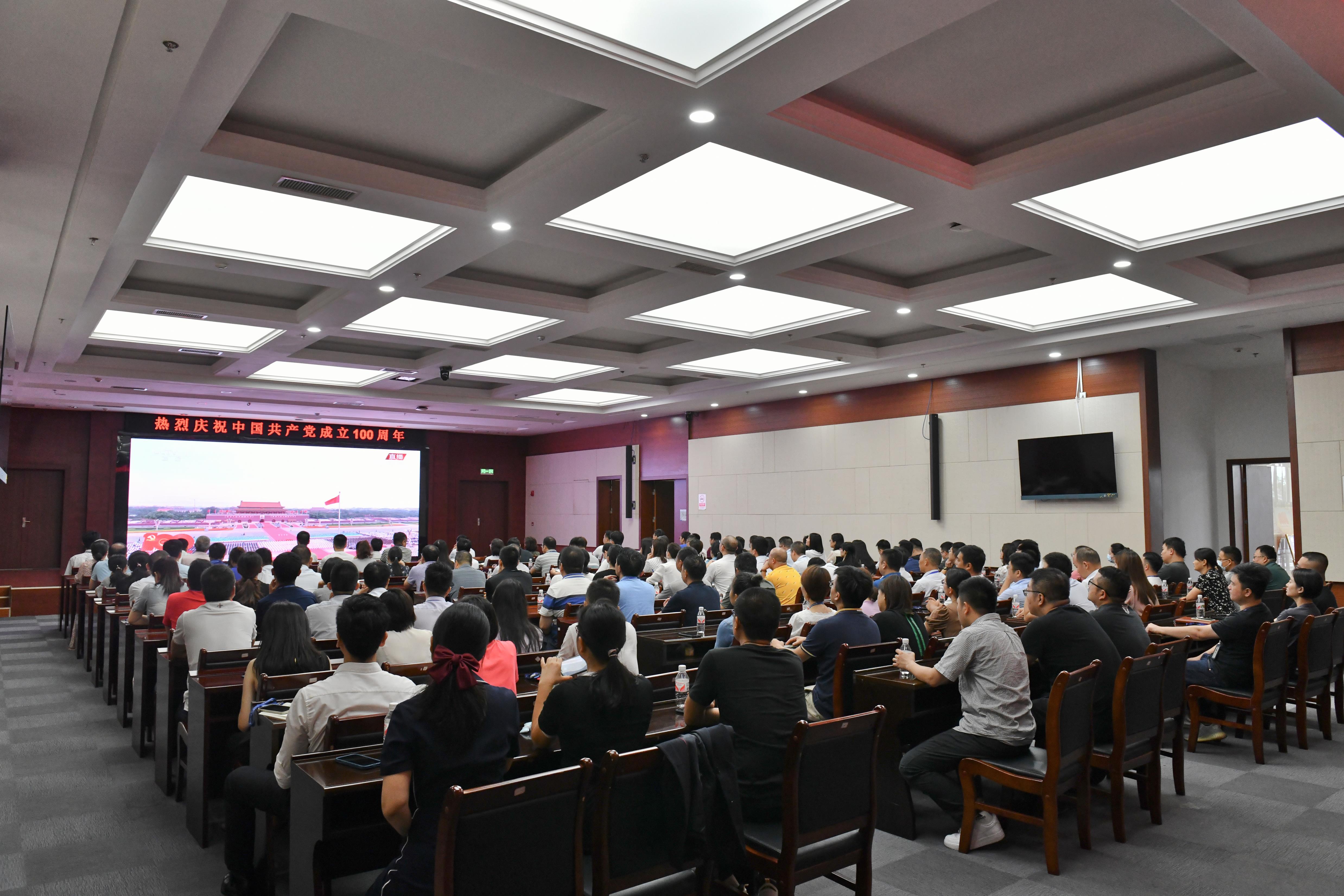 集團(tuán)機(jī)關(guān)黨支部、城市發(fā)展公司黨支部組織黨員集中觀看.jpg