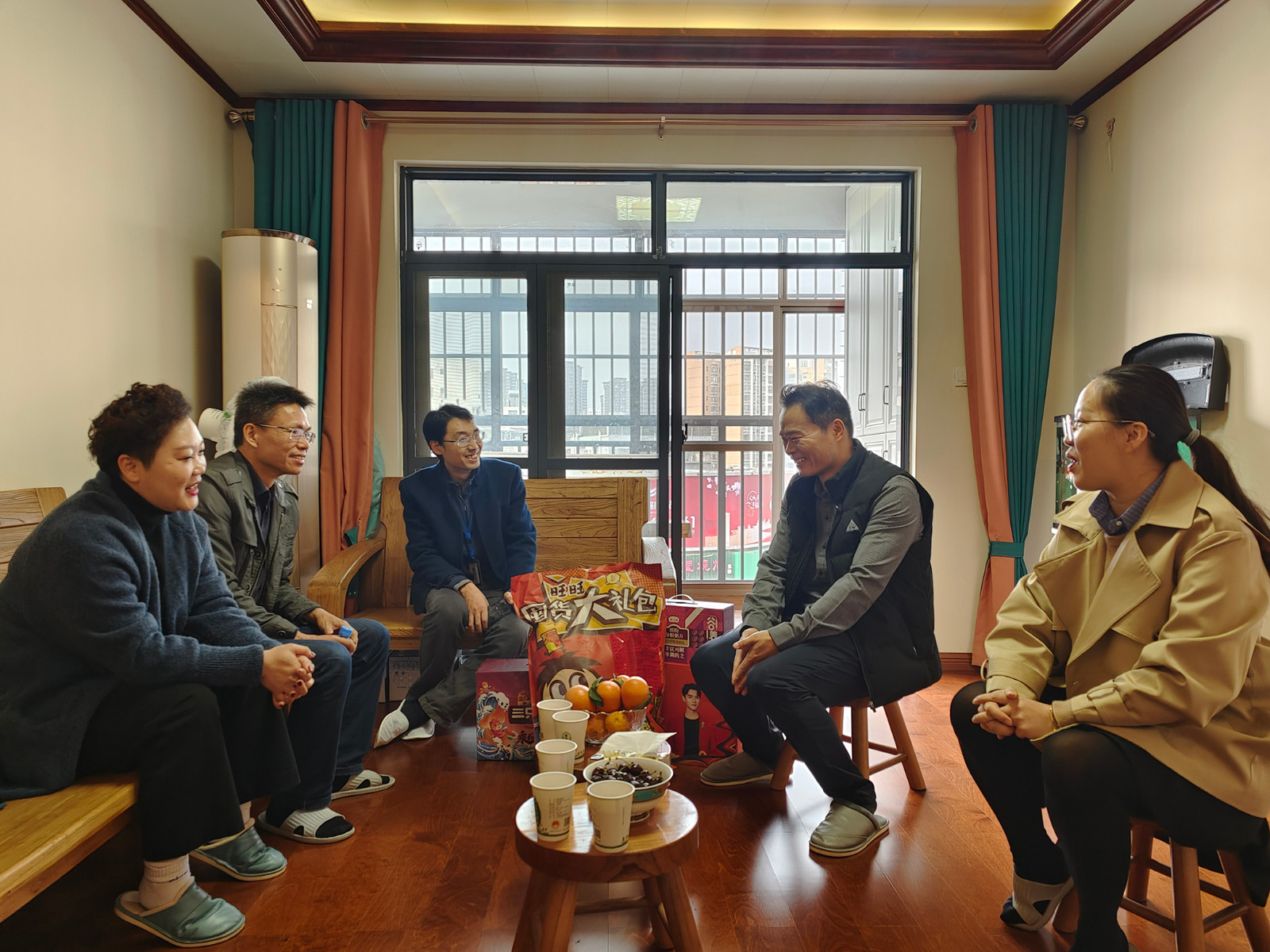 1月7日南寧軌道交通集團建設分公司黨總支副書記、工會主席朱琳琳同志帶隊到駐汗橋村第一書記邱琳同志家中進行家訪.jpg